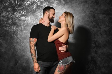 Genç dövmeli çift portresi 