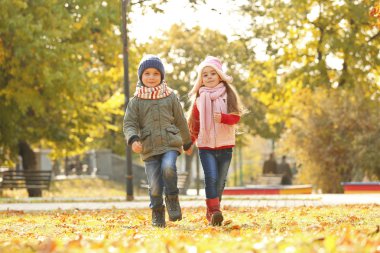 Grup eğleniyor çocuk parkta yürüyüş