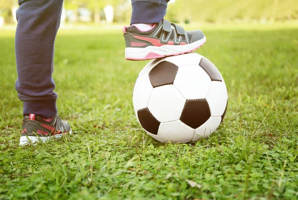 Vista da vicino delle gambe e della palla del ragazzo — Foto Stock