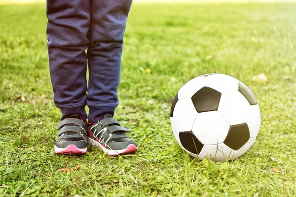 Close up view of boy 's legs and ball — стоковое фото