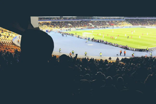 Fans titta på fotbollsmatch — Stockfoto