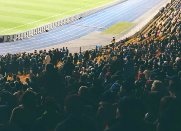 Fani oglądania meczu piłki nożnej na stadionie — Zdjęcie stockowe