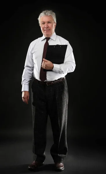 Hombre de negocios senior con portapapeles —  Fotos de Stock