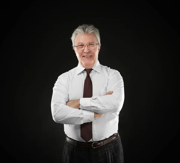 Senior zakenman op zwart — Stockfoto