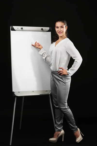 Bela mulher de negócios com flip chart — Fotografia de Stock