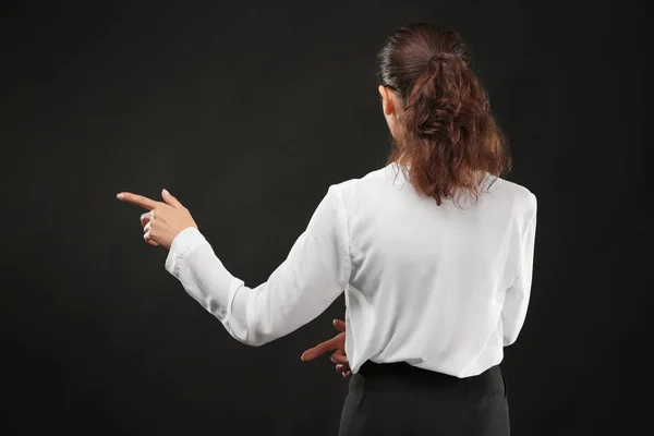 Giovane donna d'affari in piedi indietro — Foto Stock