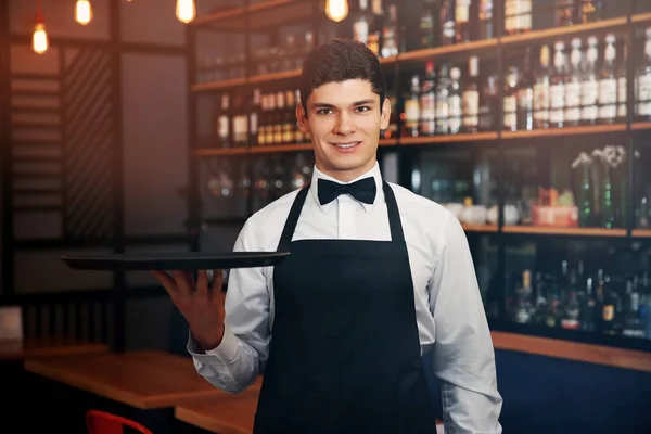 Mężczyzna kelner gospodarstwa taca — Zdjęcie stockowe