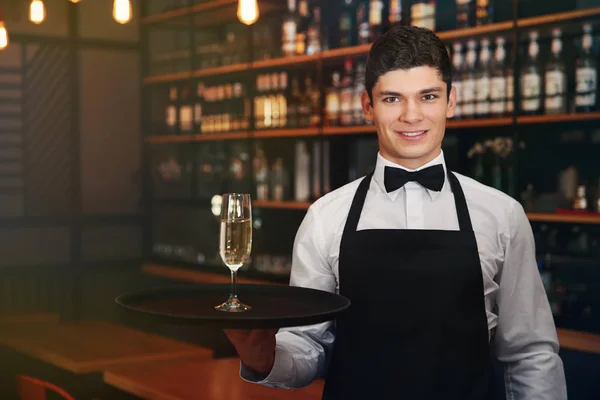 Мужчина официант держит поднос с шампанским — стоковое фото
