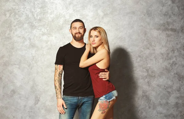 Retrato de jovem casal tatuado — Fotografia de Stock
