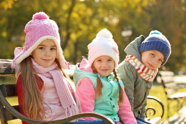 Grupo Niños Divirtiéndose Caminando Parque — Foto de Stock