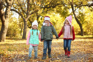Mutlu çocuk güzel sonbahar Park'ta dinlenme grup