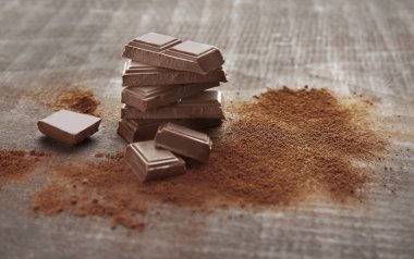 Kırık çikolata parçaları