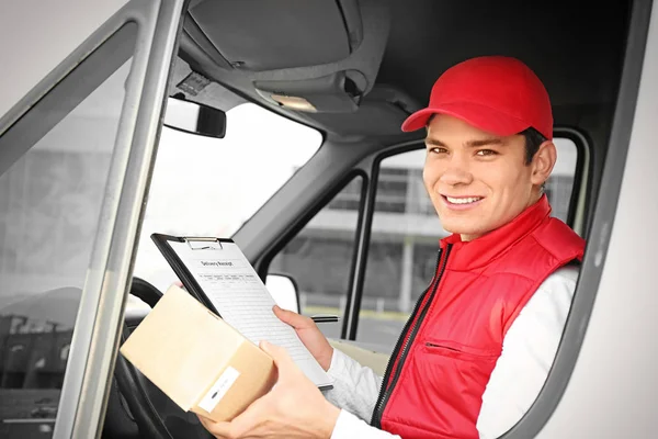 Mensajero Masculino Joven Con Portapapeles Paquete Furgoneta Servicio Entrega — Foto de Stock