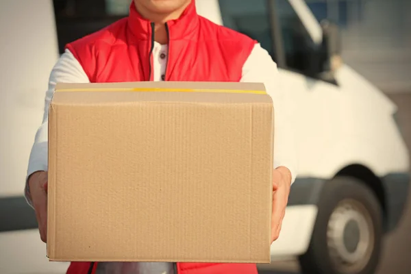 Mensajero Joven Con Paquete Primer Plano — Foto de Stock