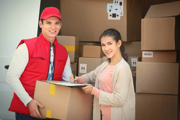 Jeune Femme Signant Reçu Pour Livraison Colis Courrier Masculin — Photo