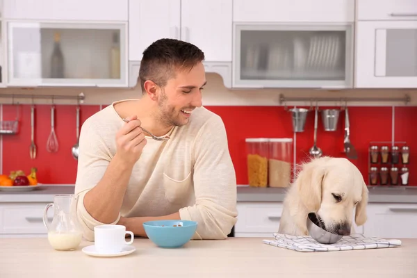 人和狗享受早餐 — 图库照片