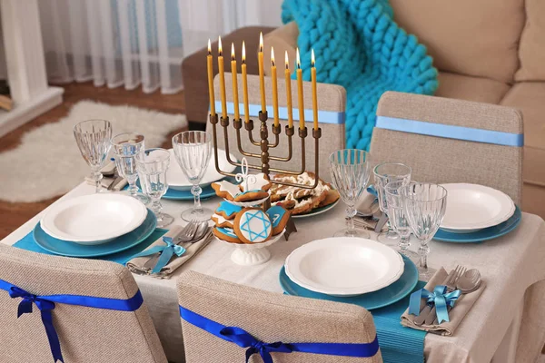 Tabell serveras för Hanukkah — Stockfoto