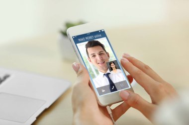 Smartphone cep telefonu ile mali Danışmanı ile video konferans. Yatırım ve vergi kavramı.
