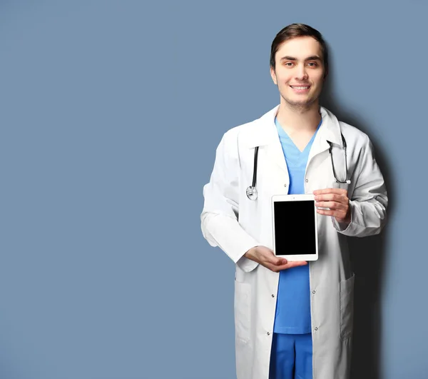 Médico joven con comprimido — Foto de Stock