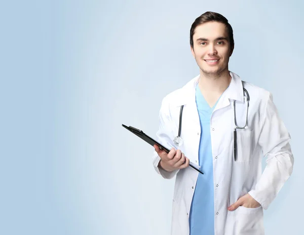 Dokter muda dengan papan klip — Stok Foto