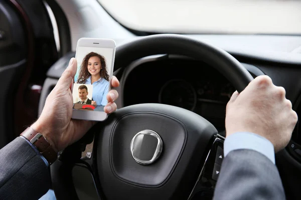Homem Videoconferência Smartphone Carro Conceito Tecnologia Moderna — Fotografia de Stock