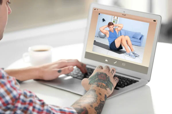Man Tittar Sport Utbildning Online Laptop Fitness Och Sport Blogg — Stockfoto