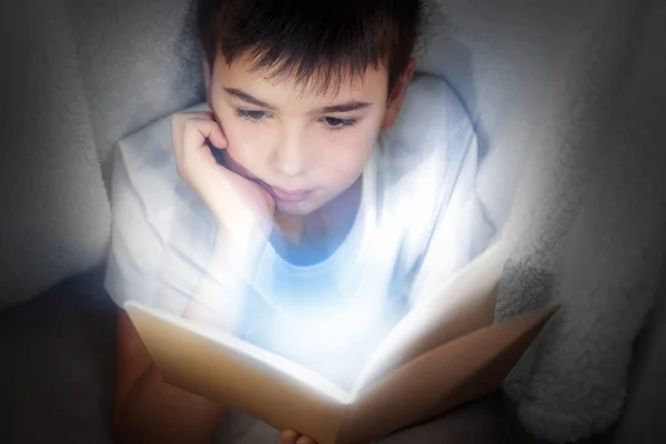 Leuke Jongen Lezen Boek Onder Deken Nacht Magisch Licht Uit — Stockfoto