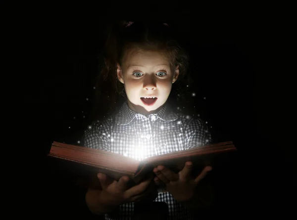 Menina Bonito Ler Livro Noite Luz Mágica Saindo Livro — Fotografia de Stock