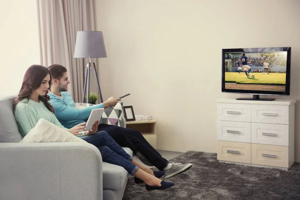 Televizyon Evde Tablet Kullanan Kadın Futbol Oyunu Izleyen Adamım Boş — Stok fotoğraf