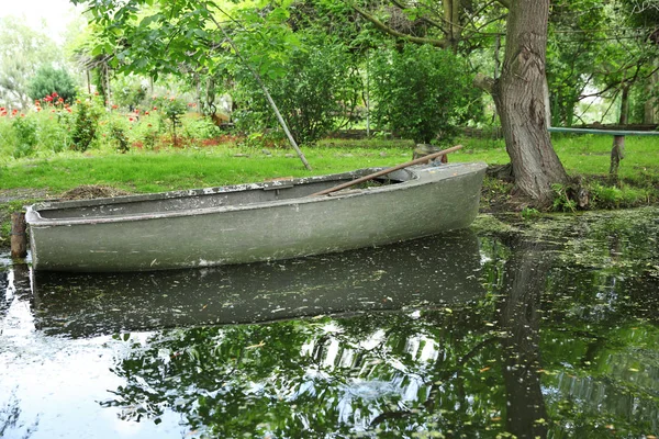 Sahilde demirleme tekne — Stok fotoğraf