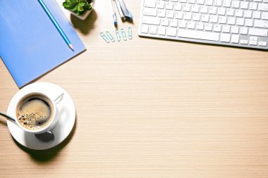 office araçları ile kahve 