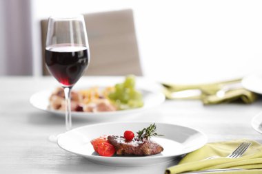 Biftek ve meze şarap ile