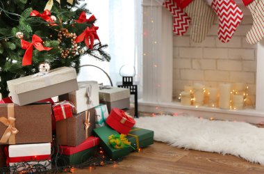 Güzel hediyeler Noel ağacının altında