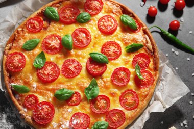 Mutfak masasında lezzetli pizza