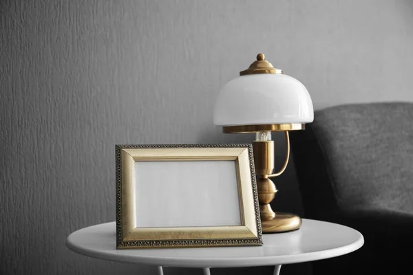 Fotolijstjes en staande lamp — Stockfoto