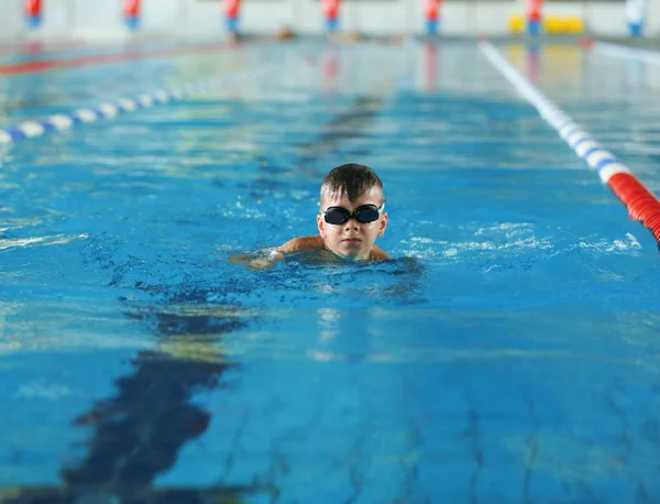 Sevimli Çocuk Spor Yüzme Havuzunda Eğitim — Stok fotoğraf