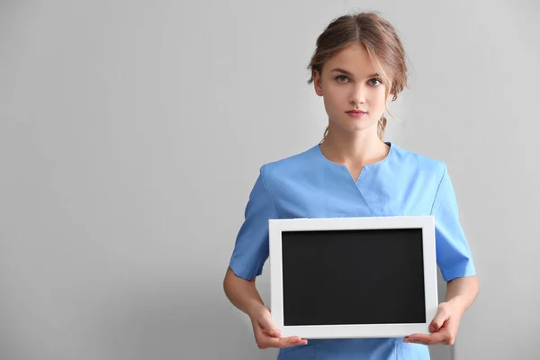 Médecin Féminin Avec Tableau Noir Sur Fond Gris — Photo