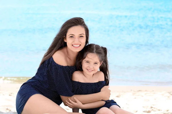 Matka a dcera na pláži — Stock fotografie