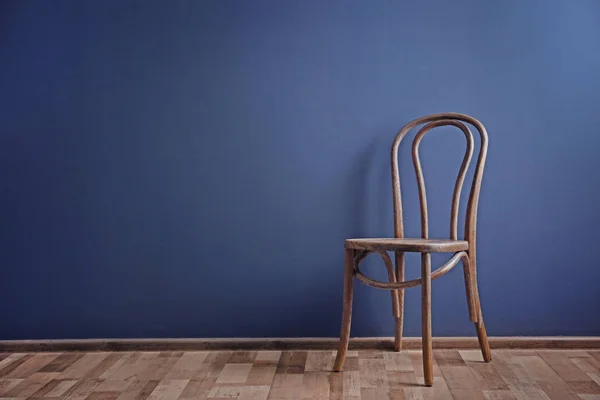 Stilvoller Stuhl an der Wand Hintergrund — Stockfoto