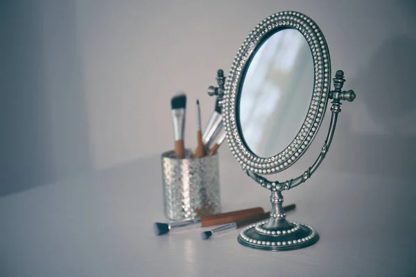 Miroir antique et pinceaux de maquillage — Photo