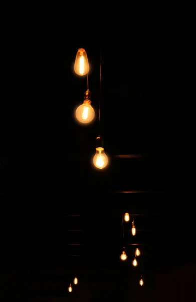 Lampes lumineuses dans l'obscurité — Photo