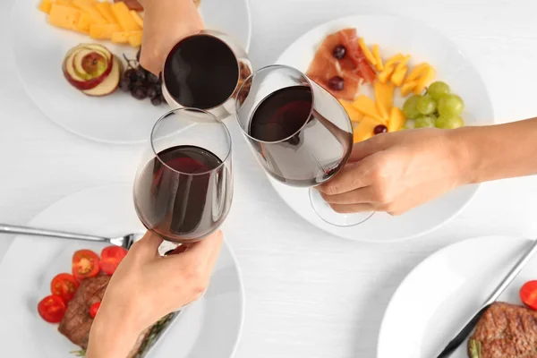 Mulheres batendo copos com vinho — Fotografia de Stock