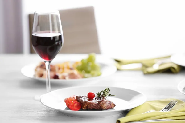 Stek i zakąski z winem — Zdjęcie stockowe