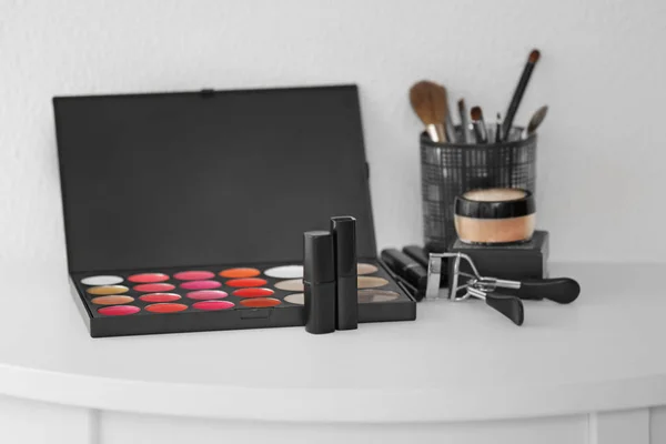 Set van cosmetica op witte tafel — Stockfoto