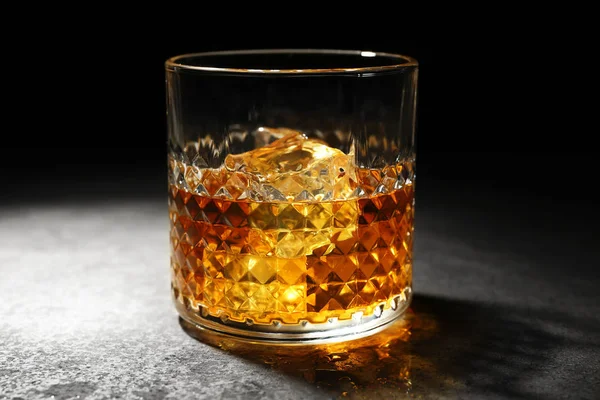 Glas whisky met ijs — Stockfoto