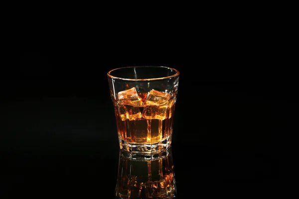 Bir bardak buzlu viski. — Stok fotoğraf