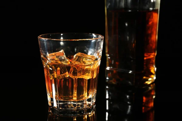 ウイスキーと氷のグラス — ストック写真