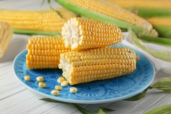 Тарелка с кукурузными початками и семенами — стоковое фото