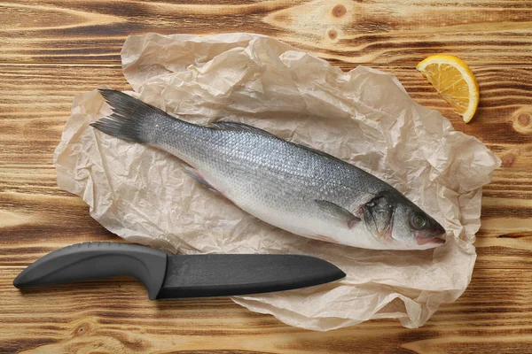 Peixe cru com faca — Fotografia de Stock