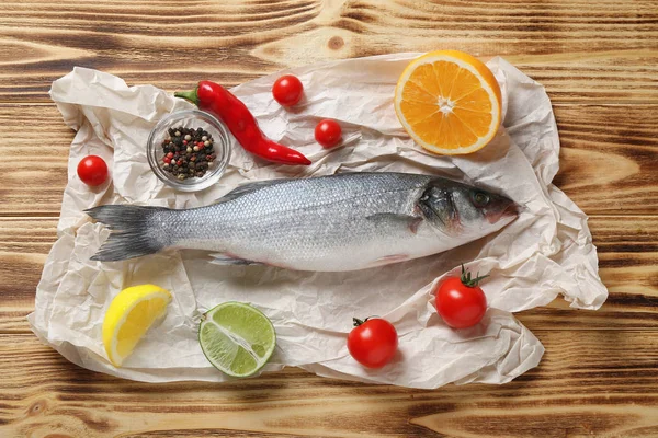 Roher Fisch mit Gewürzen — Stockfoto